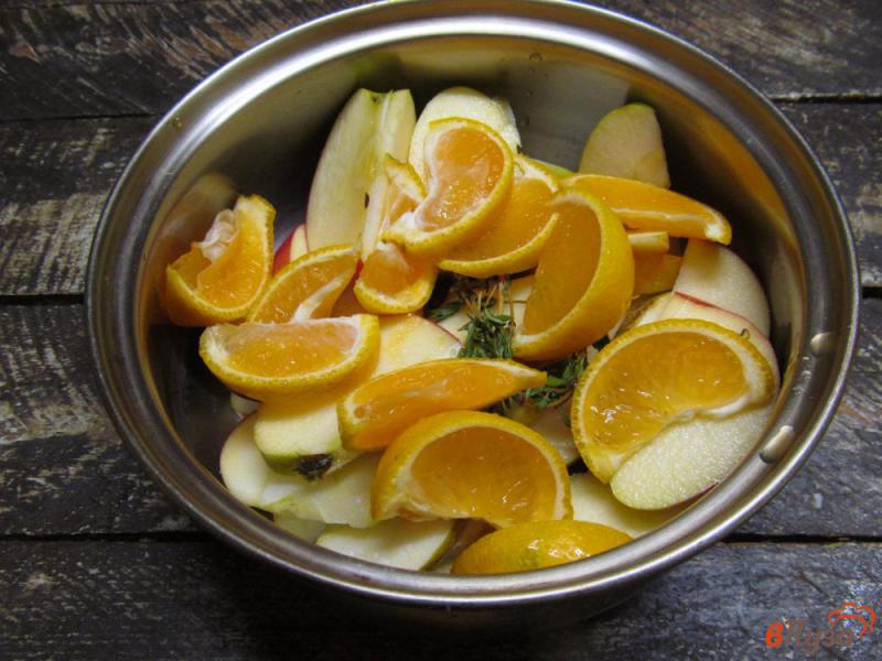 Фото приготовление рецепта: Мандариново-яблочный компот с ванилью шаг №3