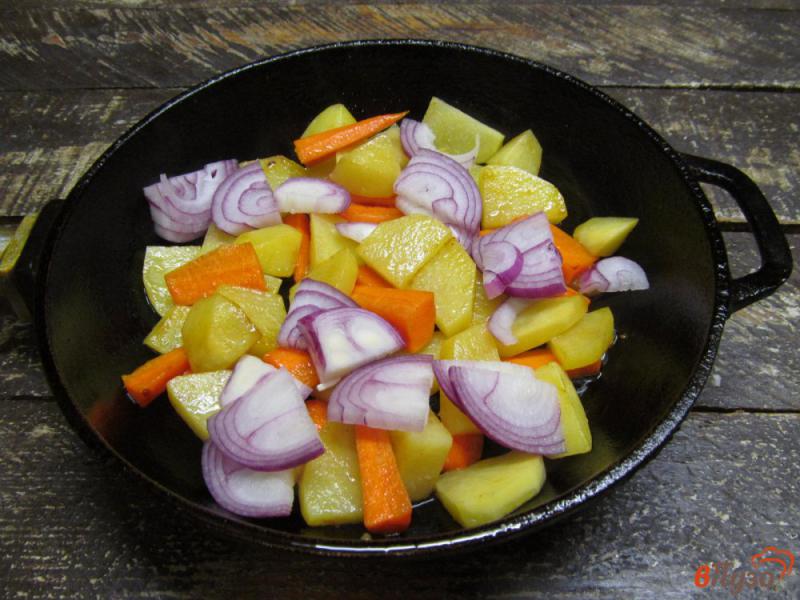 Фото приготовление рецепта: Картошка с курицей в соевом соусе с медом и кетчупом шаг №4