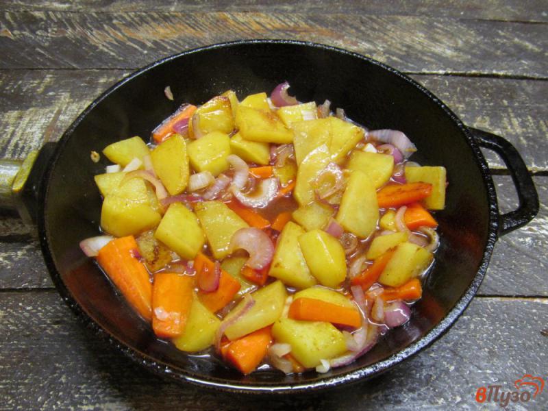 Фото приготовление рецепта: Картошка с курицей в соевом соусе с медом и кетчупом шаг №7