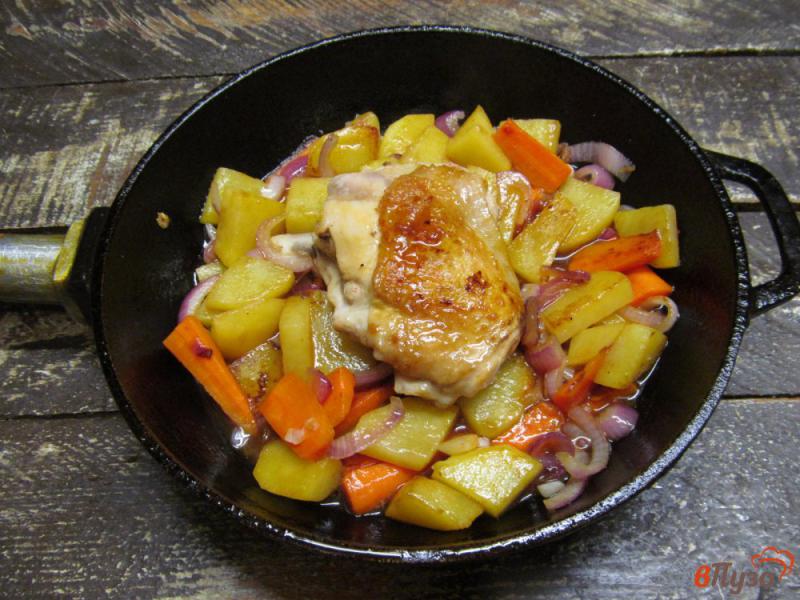 Фото приготовление рецепта: Картошка с курицей в соевом соусе с медом и кетчупом шаг №8