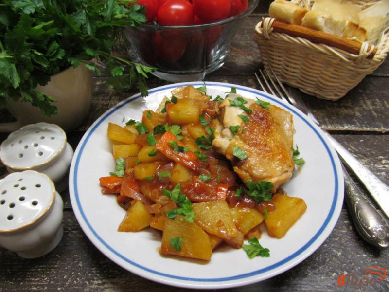 Фото приготовление рецепта: Картошка с курицей в соевом соусе с медом и кетчупом шаг №9