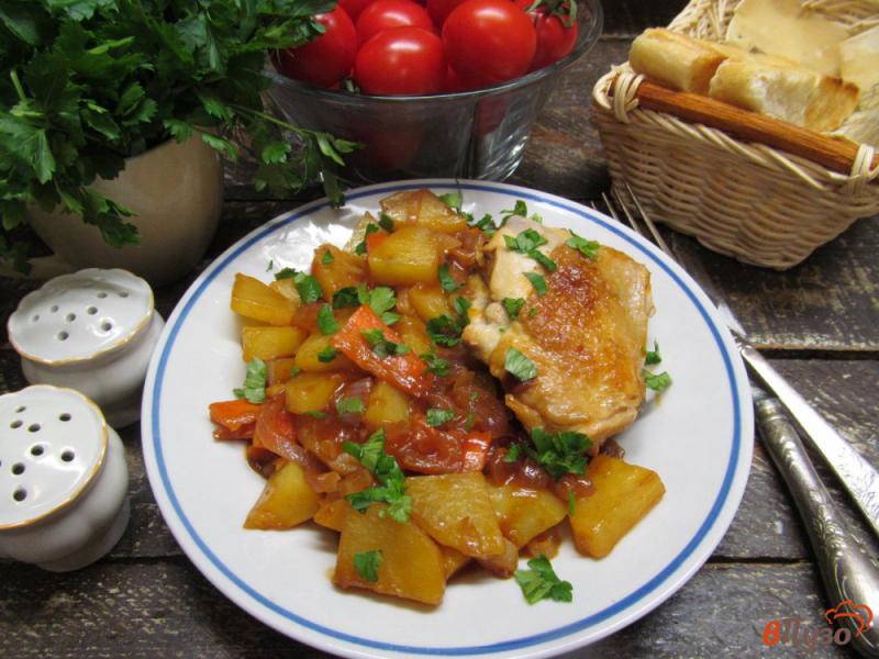 Фото приготовление рецепта: Картошка с курицей в соевом соусе с медом и кетчупом шаг №10