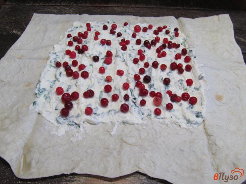 Фото приготовление рецепта: Десерт из творога с клюквой в лаваше шаг №5