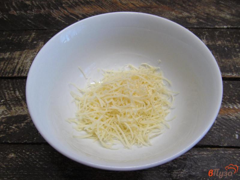 Фото приготовление рецепта: Закуска из сыра с чесноком и киви шаг №1