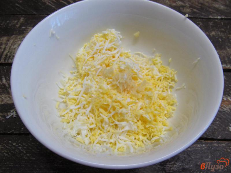 Фото приготовление рецепта: Закуска из сыра с чесноком и киви шаг №2