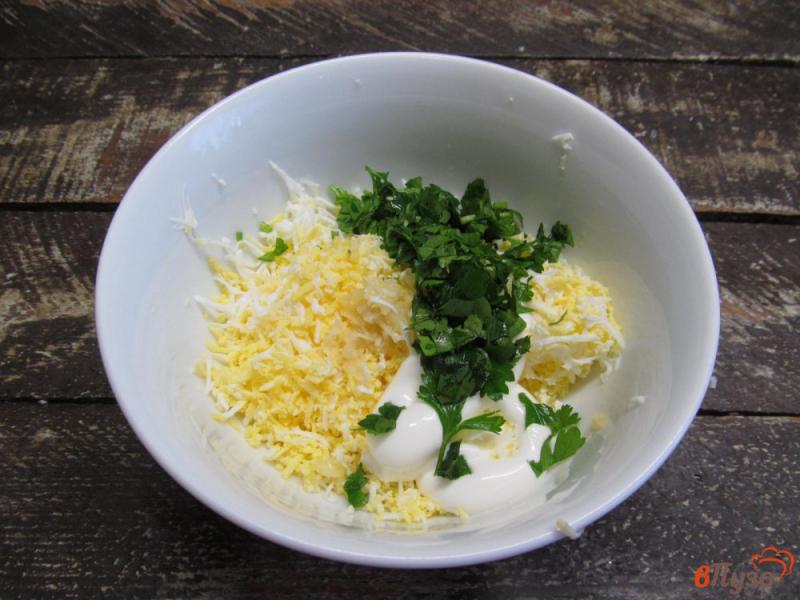 Фото приготовление рецепта: Закуска из сыра с чесноком и киви шаг №3