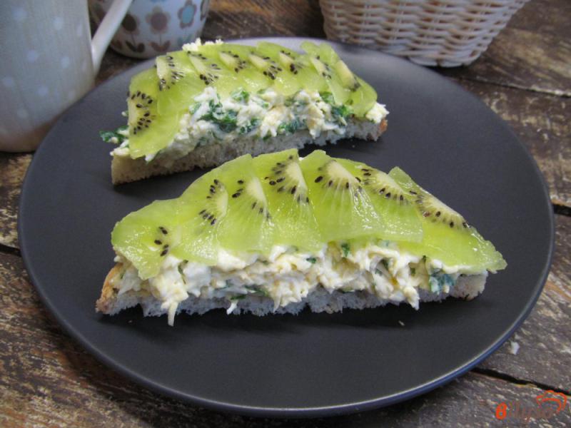 Фото приготовление рецепта: Закуска из сыра с чесноком и киви шаг №6