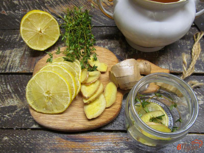 Фото приготовление рецепта: Сироп - настойка из лимона и имбиря на меде шаг №2