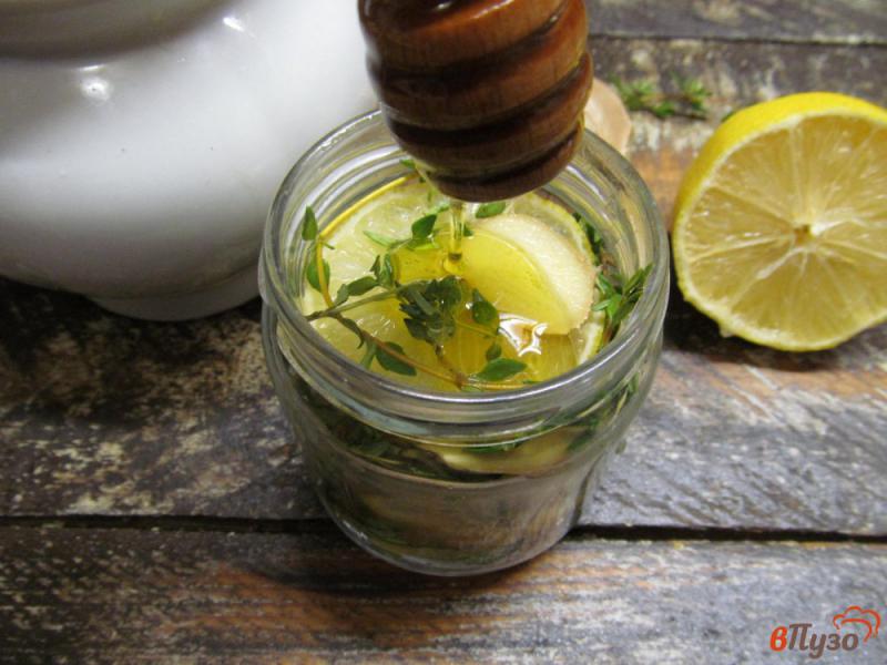 Фото приготовление рецепта: Сироп - настойка из лимона и имбиря на меде шаг №3