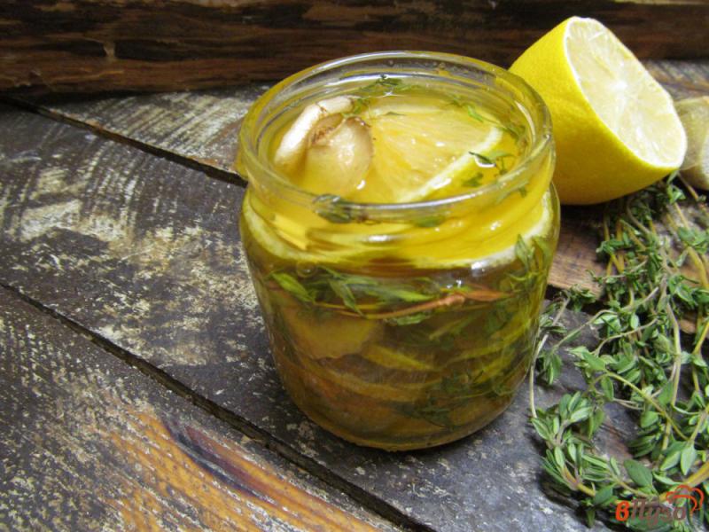 Фото приготовление рецепта: Сироп - настойка из лимона и имбиря на меде шаг №4