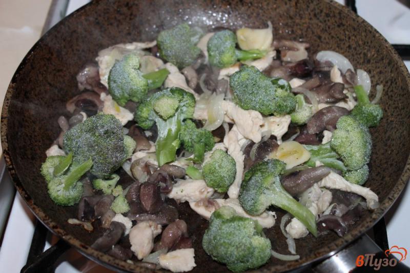 Фото приготовление рецепта: Брокколи с грибами и курицей в сливках шаг №5