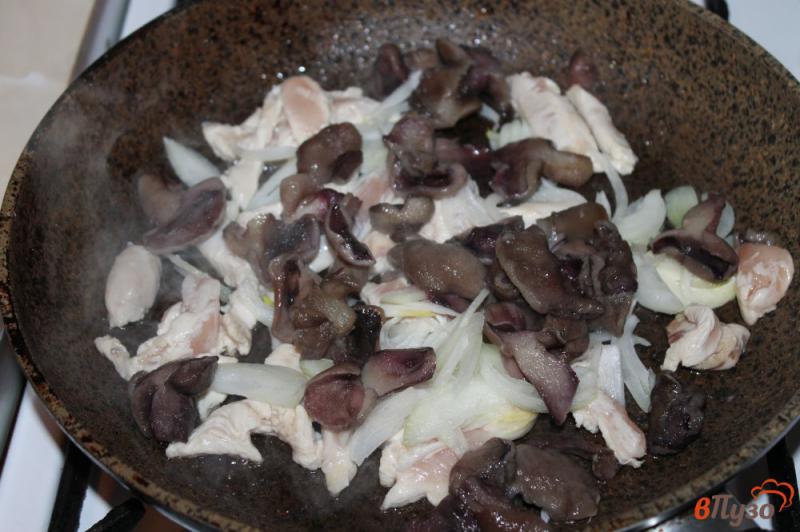 Фото приготовление рецепта: Брокколи с грибами и курицей в сливках шаг №4