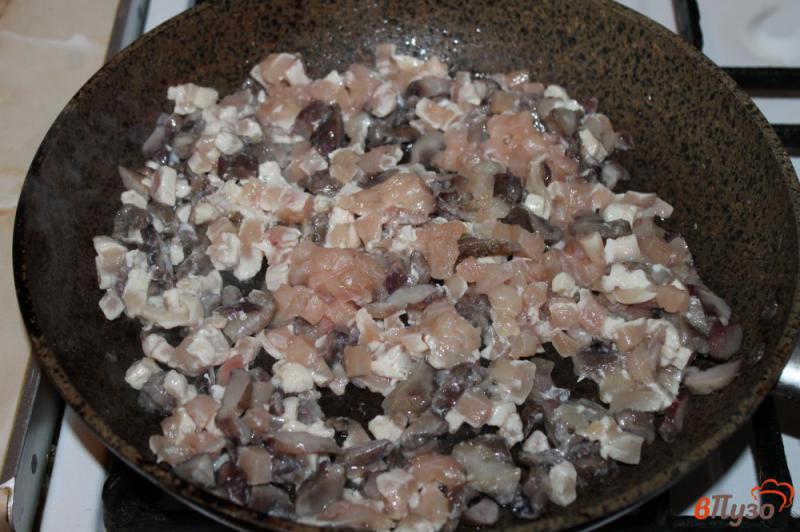 Фото приготовление рецепта: Киш Лорен с курицей и грибами шаг №5