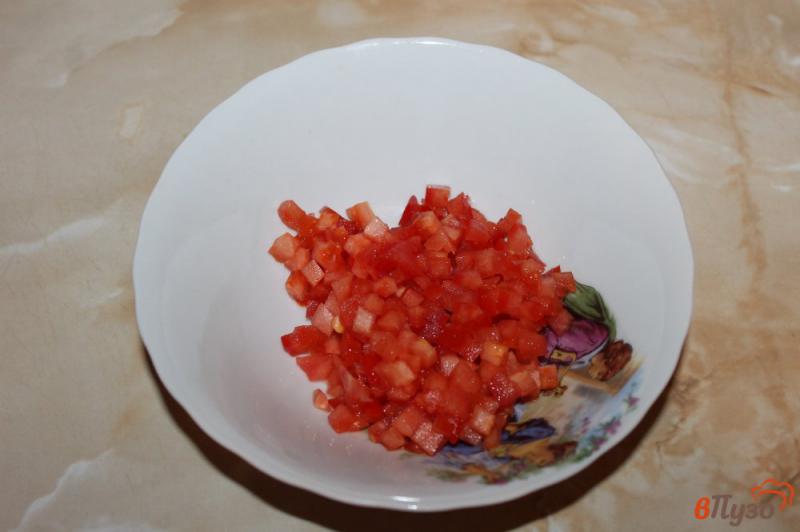 Фото приготовление рецепта: Намазка из феты, помидора и зеленого лука шаг №1