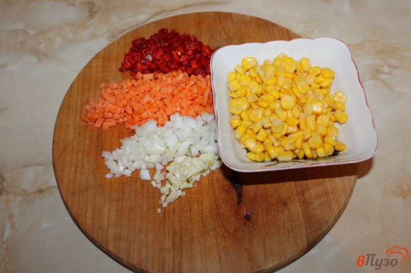 Фото приготовление рецепта: Рис с кукурузой и перцем шаг №3