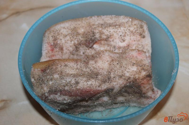 Фото приготовление рецепта: Сало соленое с чесноком в пергаменте шаг №2