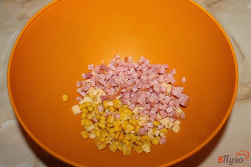 Фото приготовление рецепта: Салат из кукурузы, колбасы и яиц шаг №3