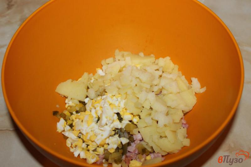 Фото приготовление рецепта: Салат из кукурузы, колбасы и яиц шаг №5