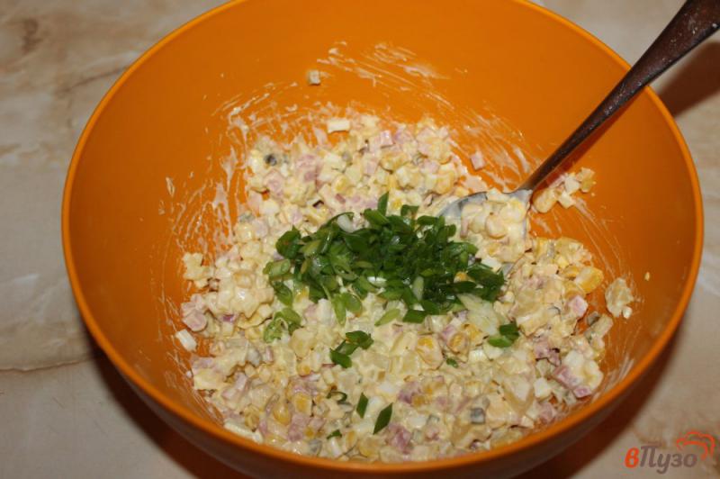 Фото приготовление рецепта: Салат из кукурузы, колбасы и яиц шаг №6