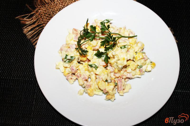 Фото приготовление рецепта: Салат из кукурузы, колбасы и яиц шаг №7