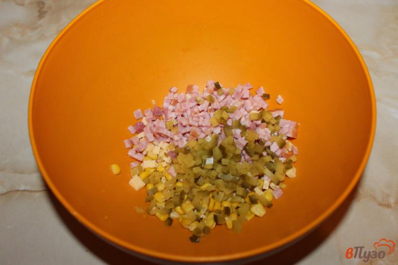 Фото приготовление рецепта: Салат из кукурузы, колбасы и яиц шаг №4