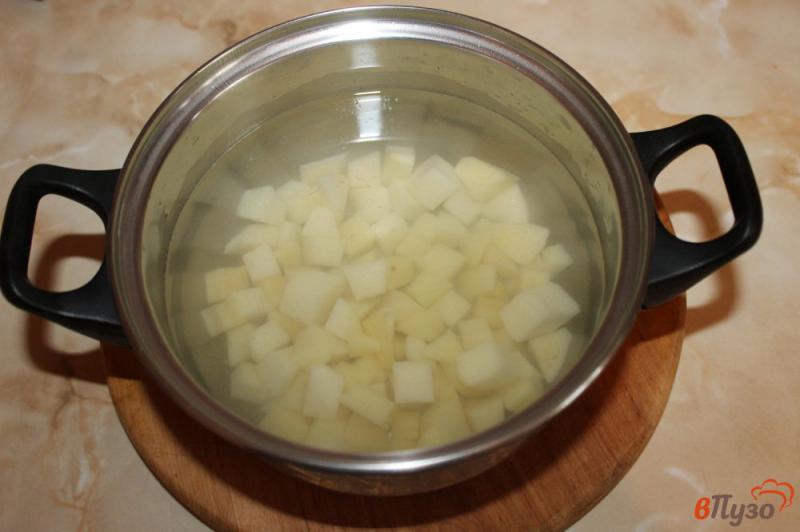 Фото приготовление рецепта: Сливочный суп с вермишелью, курицей и колбасой шаг №1