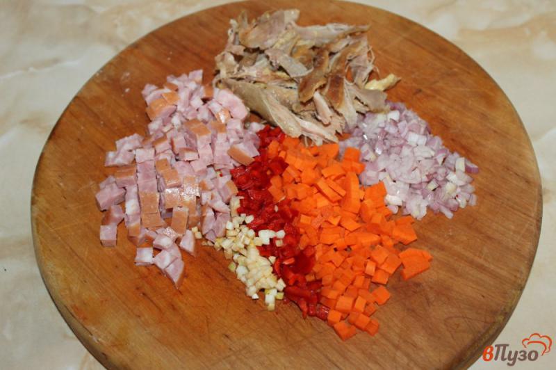 Фото приготовление рецепта: Сливочный суп с вермишелью, курицей и колбасой шаг №2