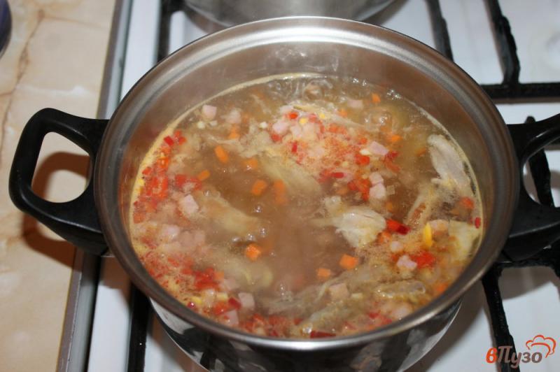 Фото приготовление рецепта: Сливочный суп с вермишелью, курицей и колбасой шаг №3