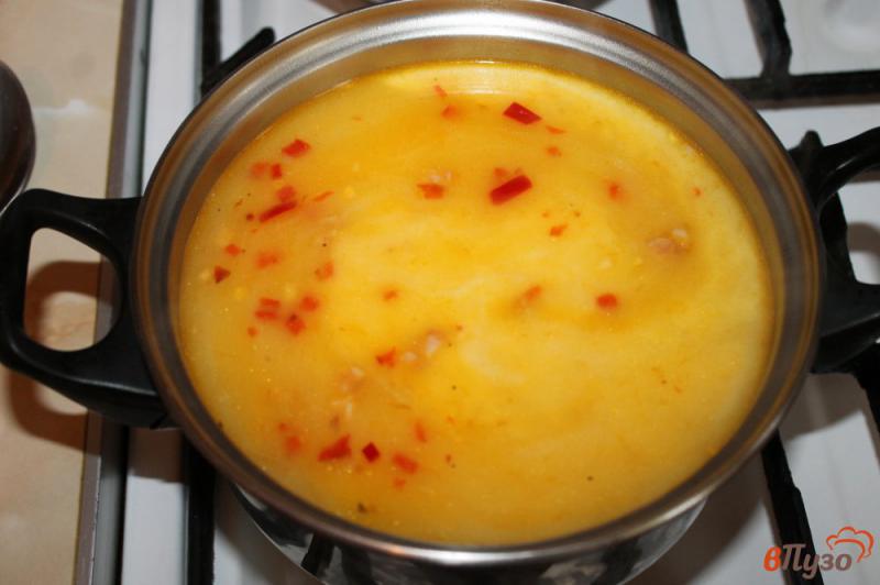Фото приготовление рецепта: Сливочный суп с вермишелью, курицей и колбасой шаг №4