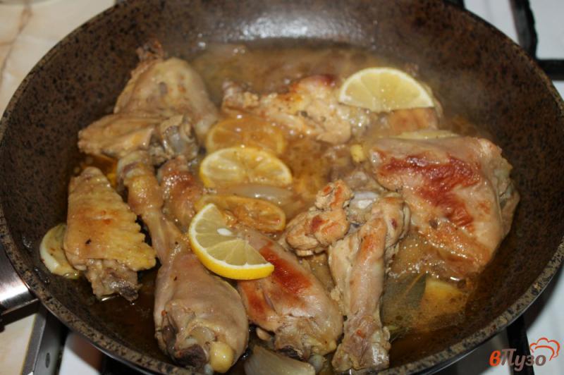 Фото приготовление рецепта: Тушеная курица с лимоном шаг №4