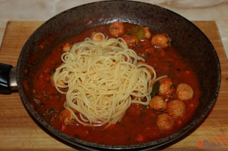 Фото приготовление рецепта: Спагетти с рыбными шариками шаг №6