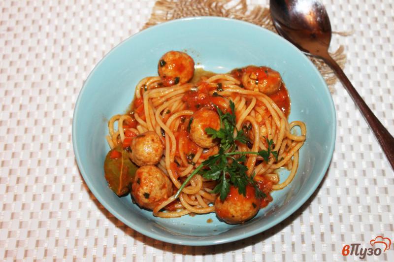 Фото приготовление рецепта: Спагетти с рыбными шариками шаг №7