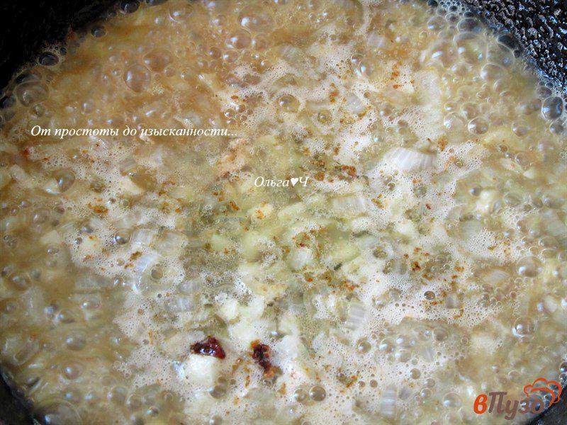 Фото приготовление рецепта: Куриное филе в пикантном томатном соусе шаг №5