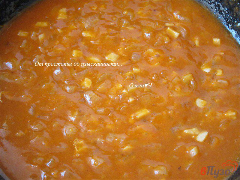 Фото приготовление рецепта: Куриное филе в пикантном томатном соусе шаг №6
