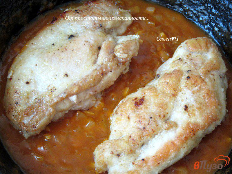 Фото приготовление рецепта: Куриное филе в пикантном томатном соусе шаг №7