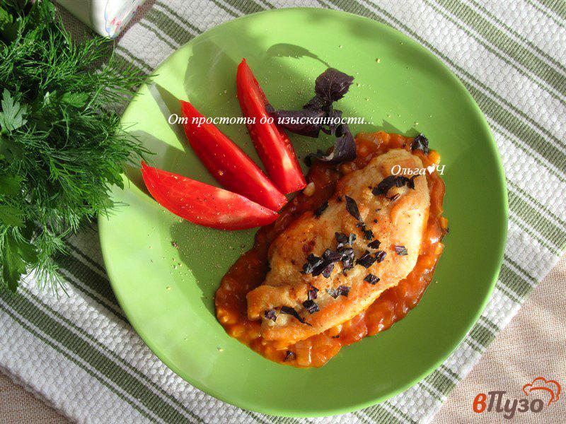 Фото приготовление рецепта: Куриное филе в пикантном томатном соусе шаг №8