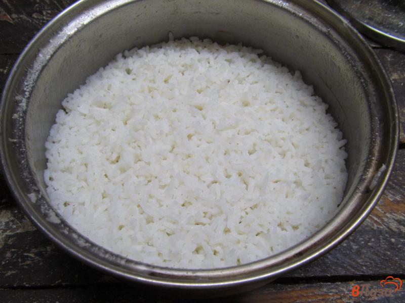 Фото приготовление рецепта: Рис с сухофруктами виноградом и мятой шаг №3
