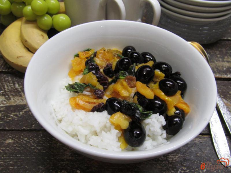 Фото приготовление рецепта: Рис с сухофруктами виноградом и мятой шаг №6