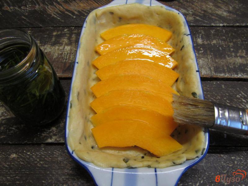 Фото приготовление рецепта: Тыквенный пирог с сыром шаг №8