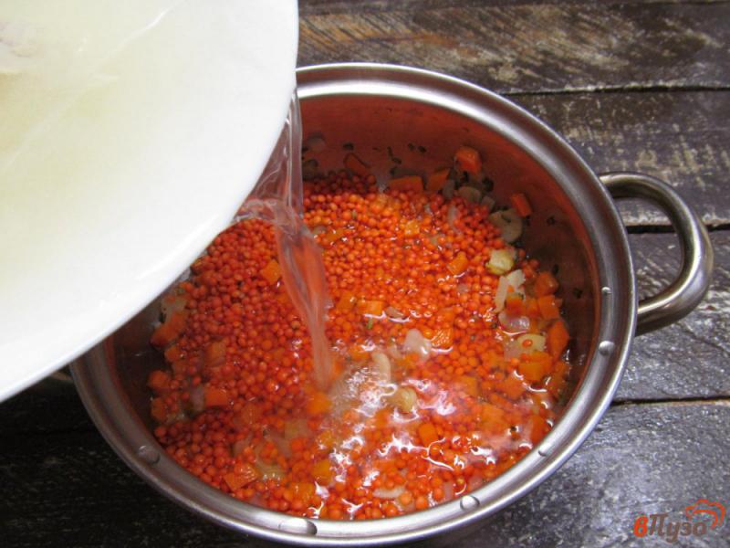 Фото приготовление рецепта: Рисовый суп с чечевицей шаг №4