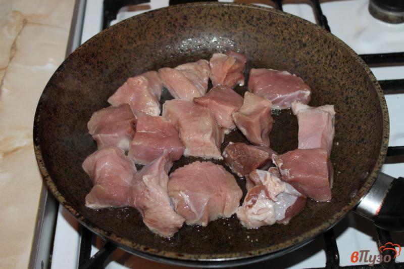 Фото приготовление рецепта: Свинина с перцем и луком тушеная в сливках шаг №2