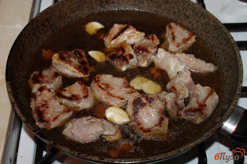 Фото приготовление рецепта: Свинина с перцем и луком тушеная в сливках шаг №3