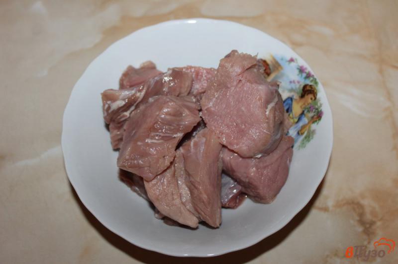 Фото приготовление рецепта: Свинина с перцем и луком тушеная в сливках шаг №1