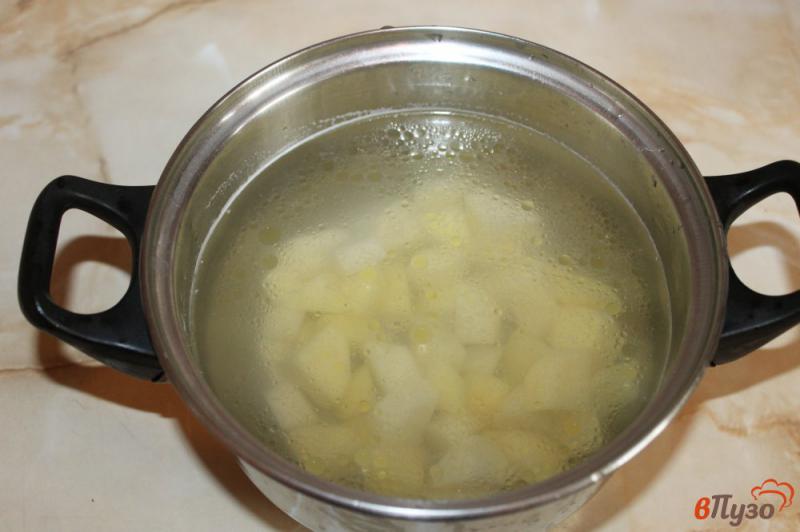 Фото приготовление рецепта: Суп с куриными фрикадельками и маслятами шаг №2