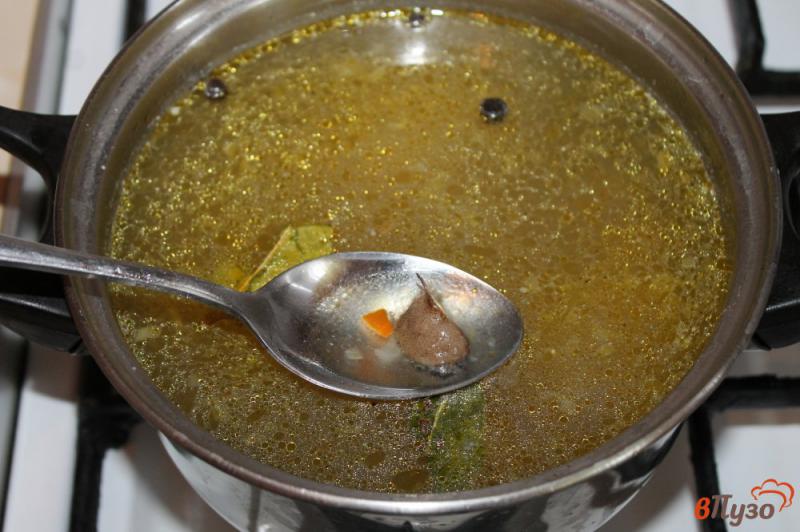 Фото приготовление рецепта: Суп с куриными фрикадельками и маслятами шаг №3