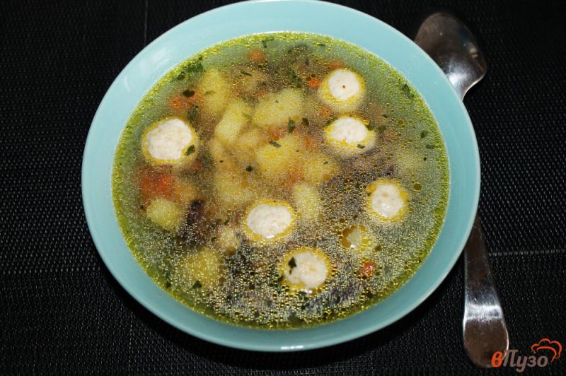 Фото приготовление рецепта: Суп с куриными фрикадельками и маслятами шаг №5