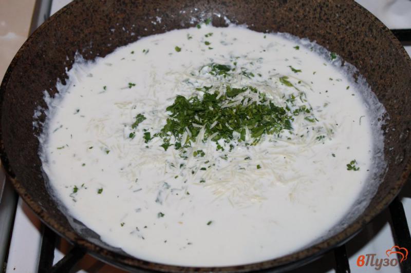 Фото приготовление рецепта: Спагетти в сливочном соусе с зеленью шаг №2