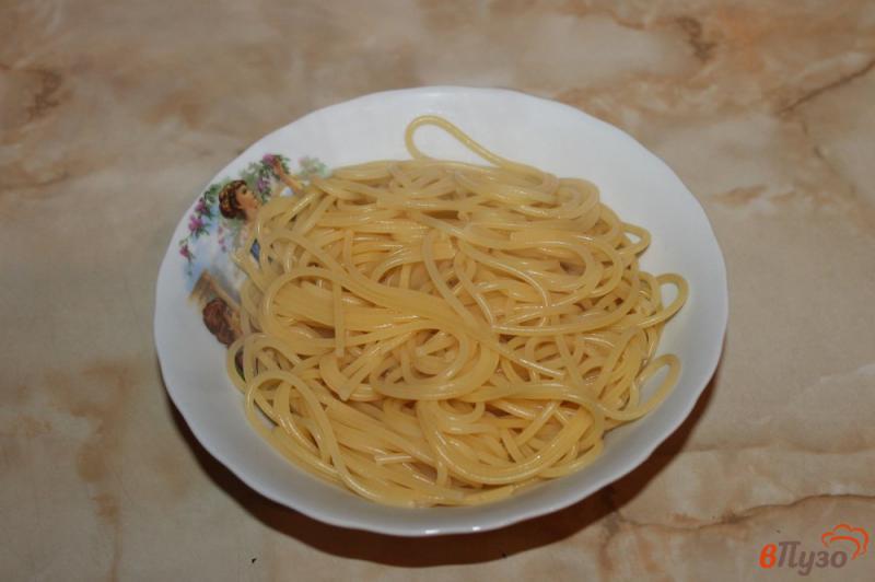 Фото приготовление рецепта: Спагетти в сливочном соусе с зеленью шаг №3