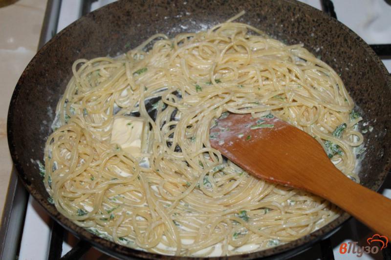 Фото приготовление рецепта: Спагетти в сливочном соусе с зеленью шаг №4