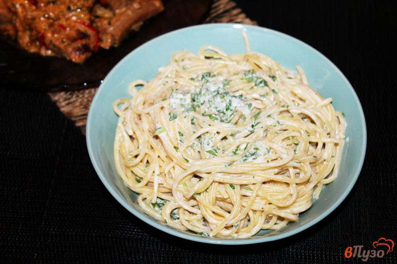 Фото приготовление рецепта: Спагетти в сливочном соусе с зеленью шаг №5